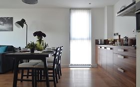 Live It Up In This 14Th Floor Open Plan Apartment With Amazing City Views, Sleeps Up To 6 People!
